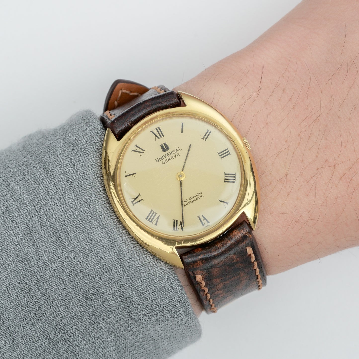 UNIVERSAL GENÈVE GILT SHADOW AUTOMATIC REF. 566101