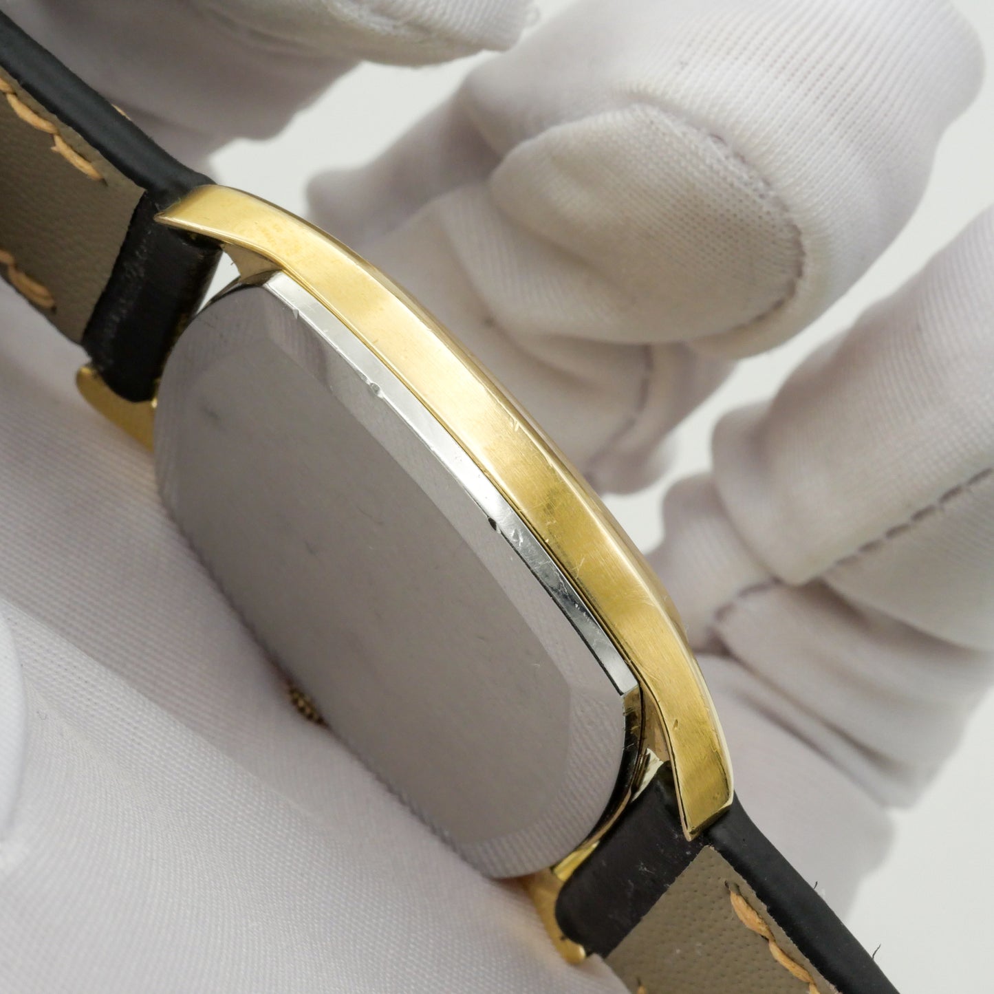 UNIVERSAL GENÈVE GILT SHADOW AUTOMATIC ULTRA THIN REF. 566105