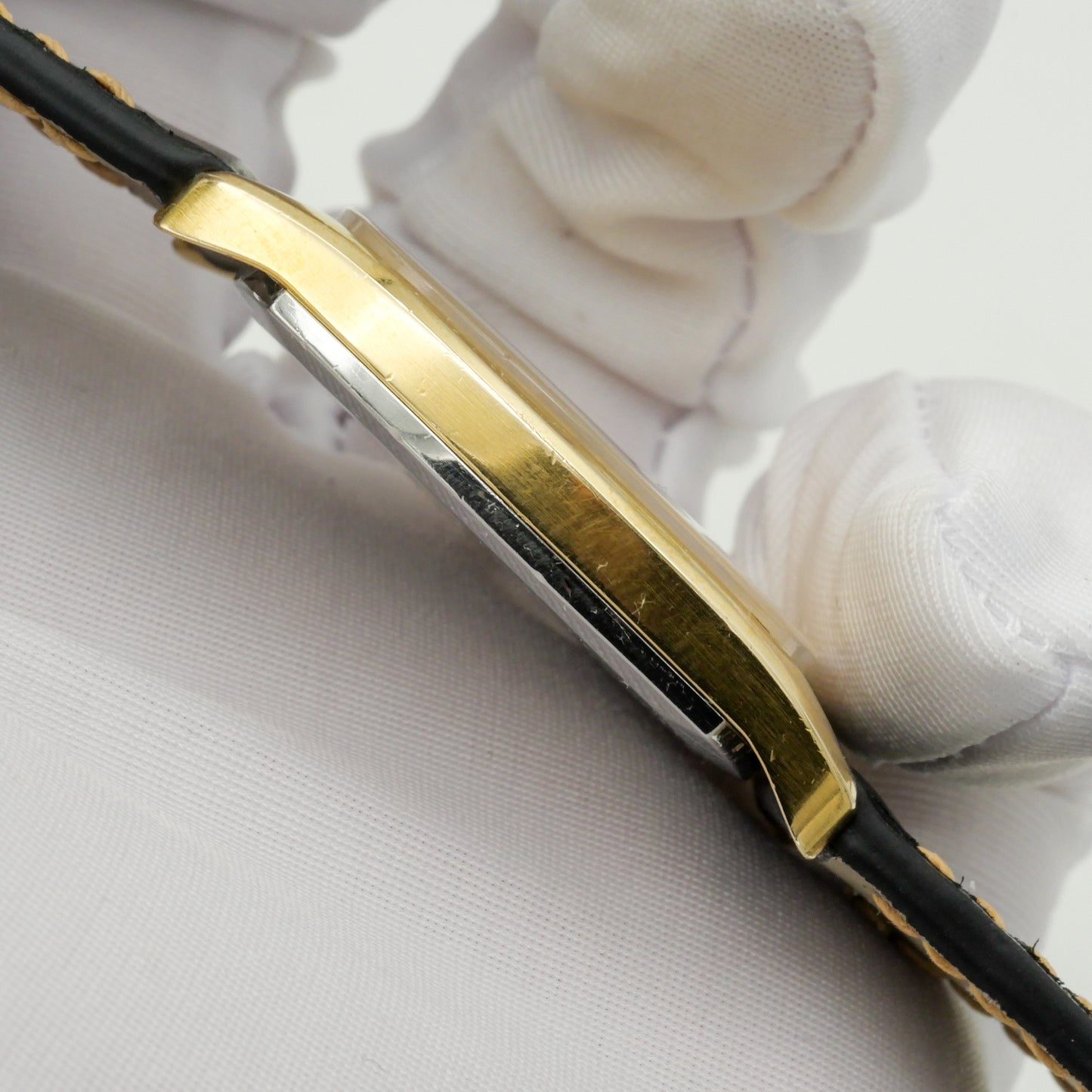 UNIVERSAL GENÈVE GILT SHADOW AUTOMATIC ULTRA THIN REF. 566105