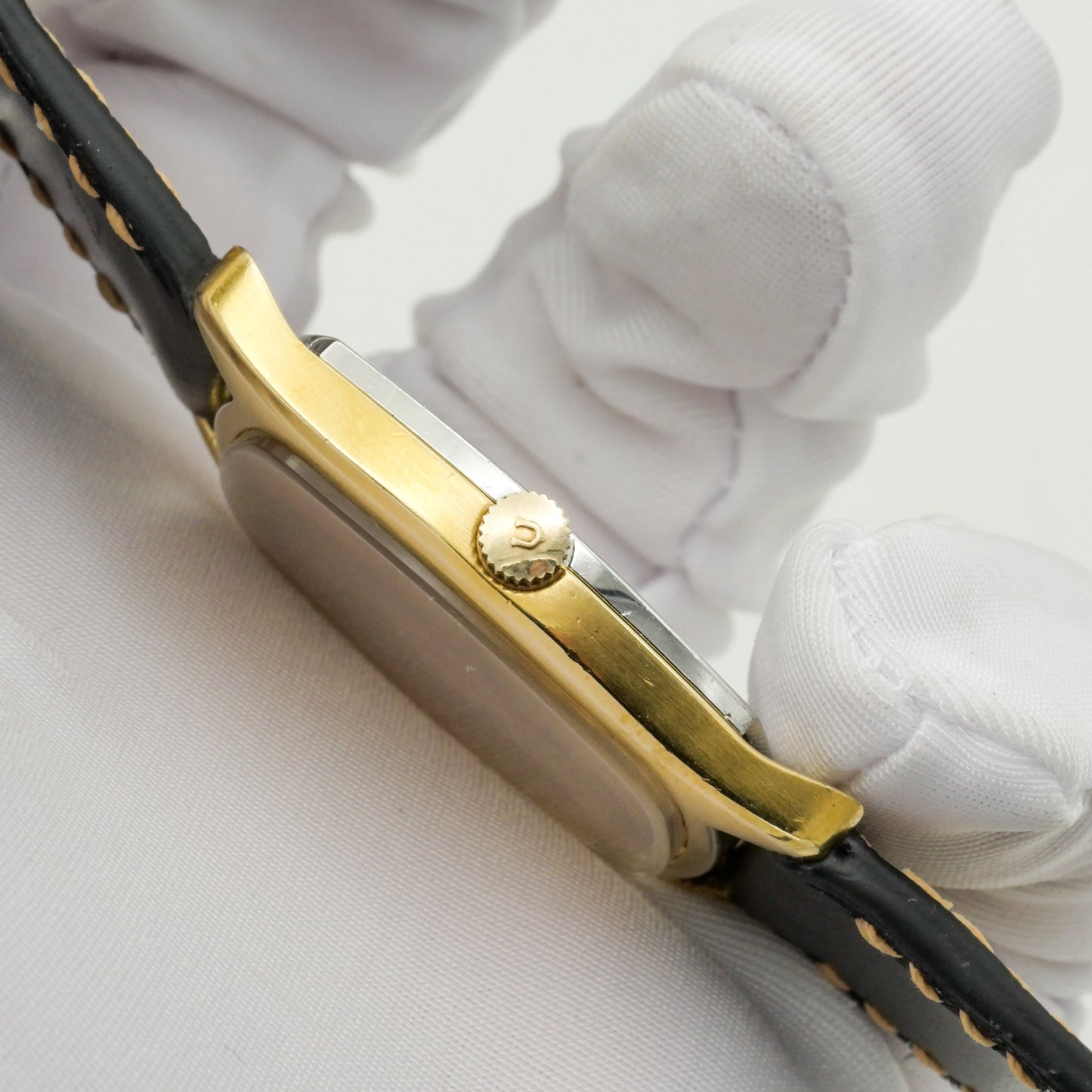 UNIVERSAL GENÈVE GILT SHADOW AUTOMATIC ULTRA THIN REF. 566105