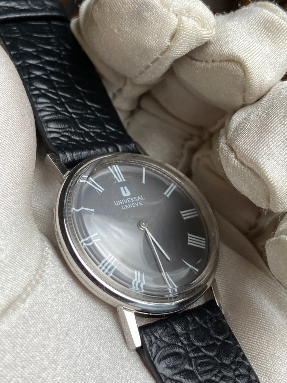 UNIVERSAL GENÈVE BLACK DIAL LADIES REF. 842109