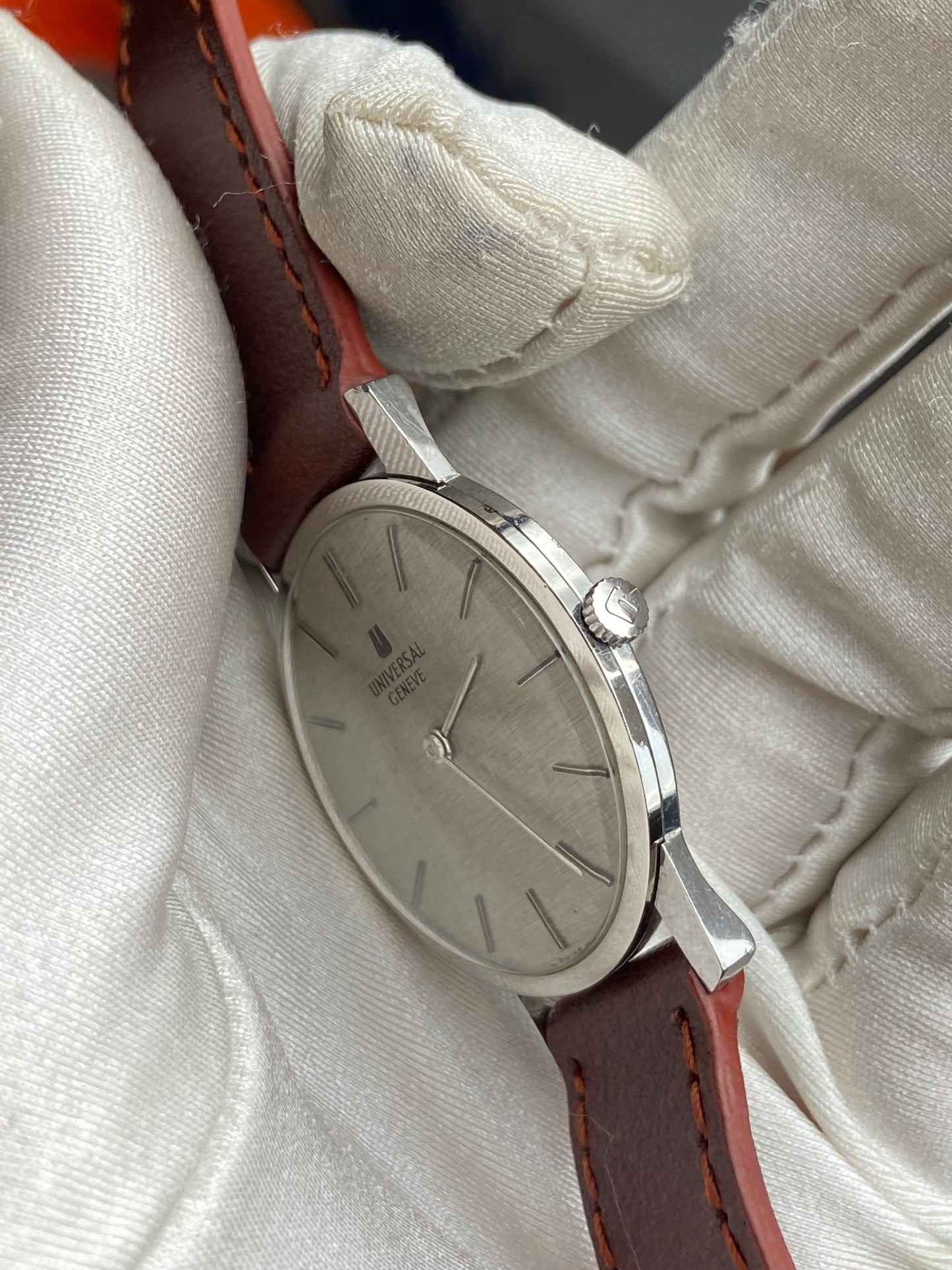 UNIVERSAL GENÈVE GRAY DIAL LADIES REF. 842101