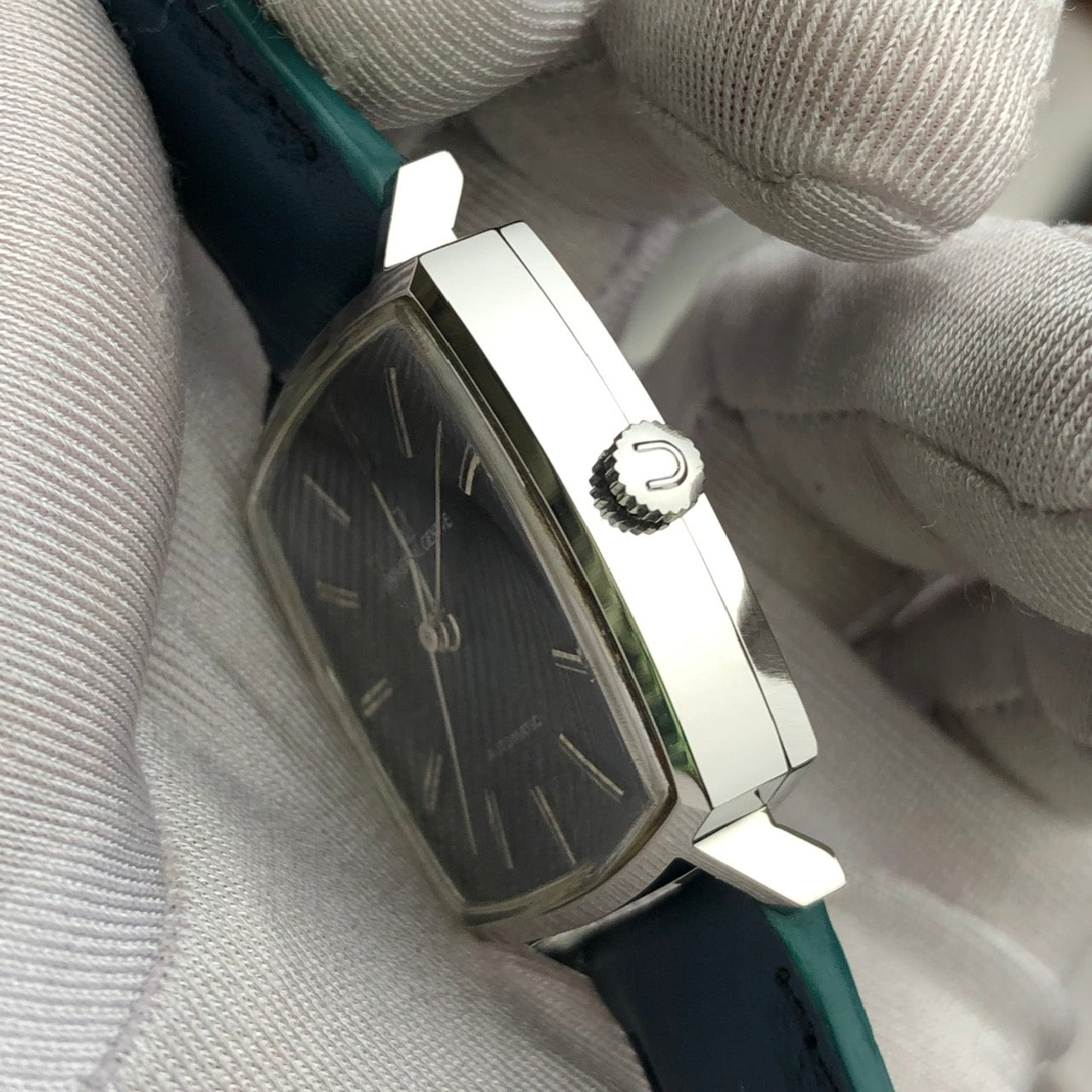 UNIVERSAL GENÈVE AUTOMATIC BLACK DIAL REF. 869117