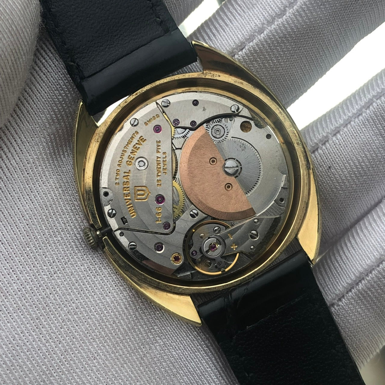 UNIVERSAL GENÈVE GILT SHADOW ULTRA THIN AUTOMATIC REF. 566101