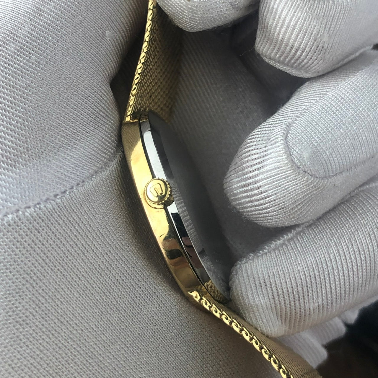 UNIVERSAL GENÈVE MICROTOR GILT SHADOW AUTOMATIC 10 MICRONS GOLD PLATING REF. 566051