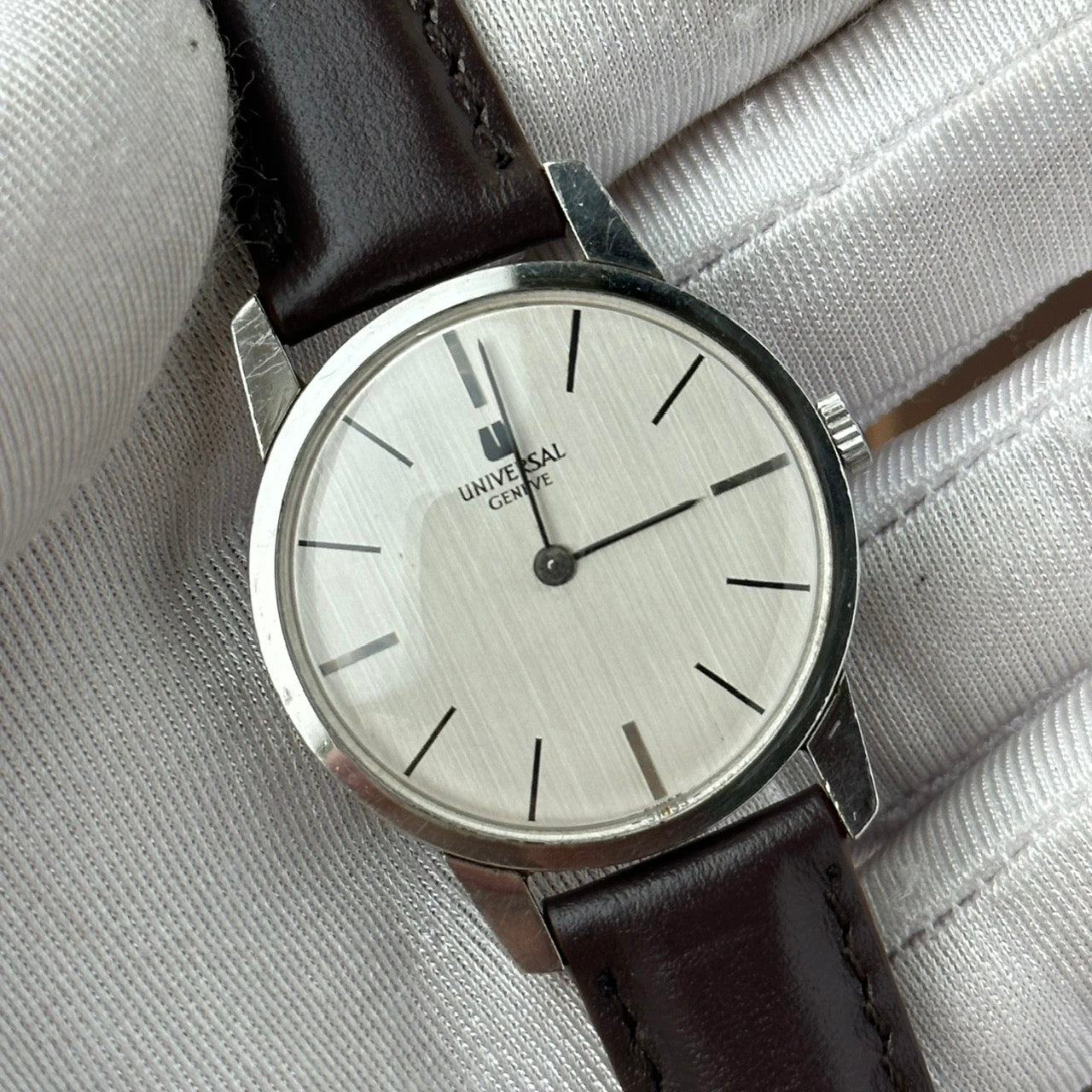 UNIVERSAL GENÈVE GREY LINEN DIAL REF. 842101