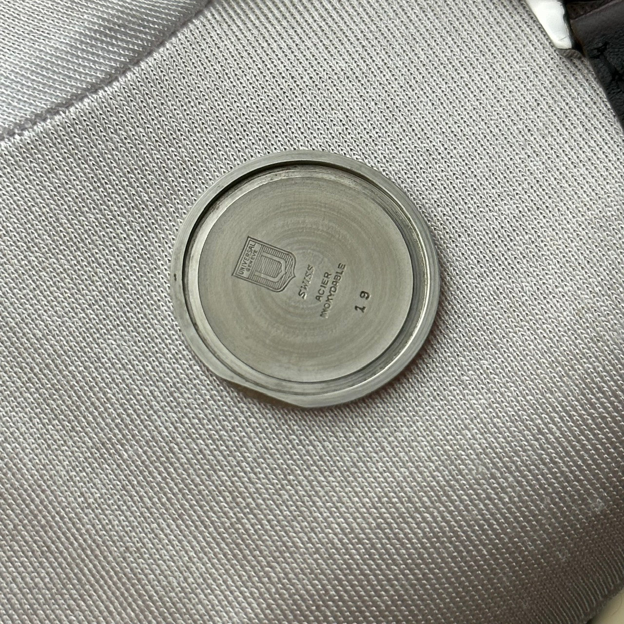 UNIVERSAL GENÈVE GREY LINEN DIAL REF. 842101