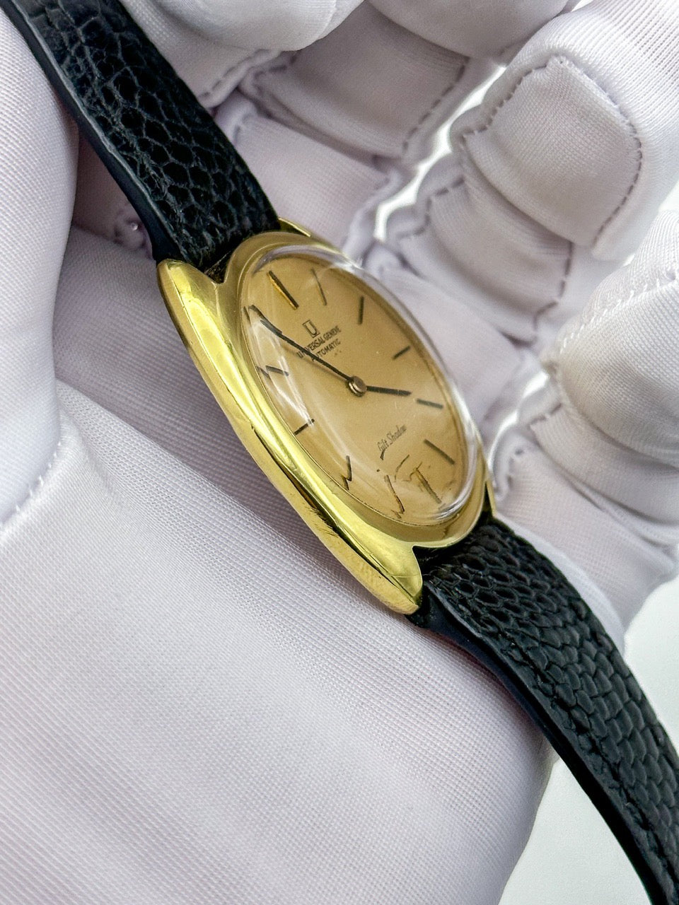 UNIVERSAL GENÈVE GILT SHADOW ULTRA-THIN AUTOMATIC REF. 566101