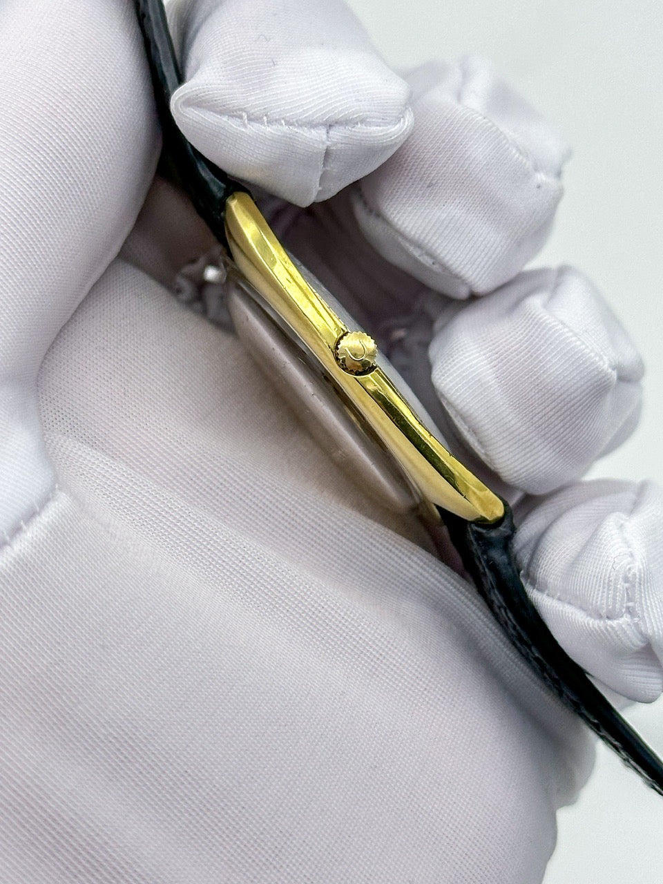 UNIVERSAL GENÈVE GILT SHADOW ULTRA-THIN AUTOMATIC REF. 566101