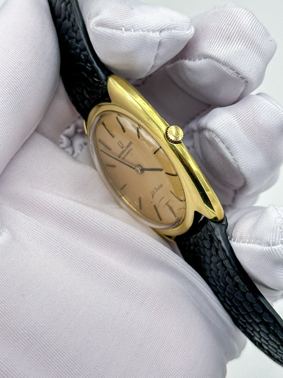 UNIVERSAL GENÈVE GILT SHADOW ULTRA-THIN AUTOMATIC REF. 566101