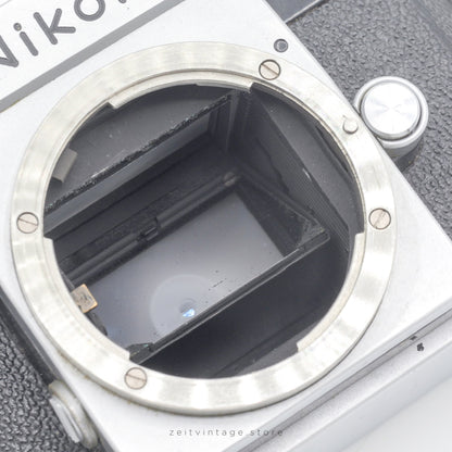 NIKON F + STANDARD PRISM + WAIST-LEVEL FINDER