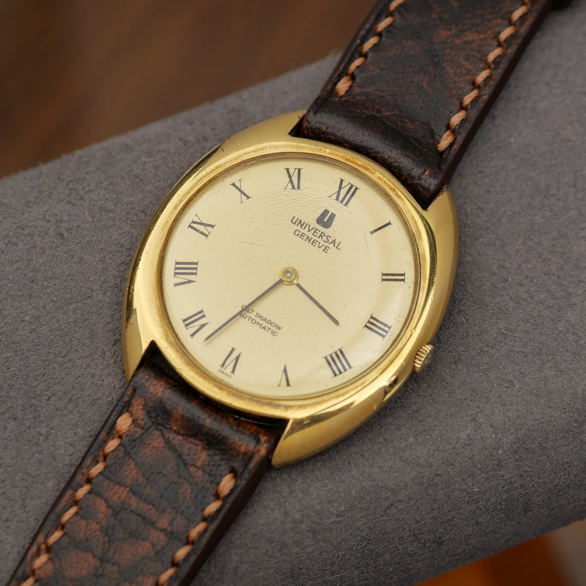 UNIVERSAL GENÈVE GILT SHADOW AUTOMATIC REF. 566101 – Zeit Vintage 
