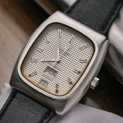 UNIVERSAL GENÈVE POLEROUTER III AUTOMATIC DAY-DATE REF. 872111